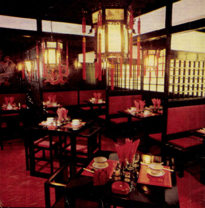 kínai étterem, helyiségben piros székek és asztalok megterítve