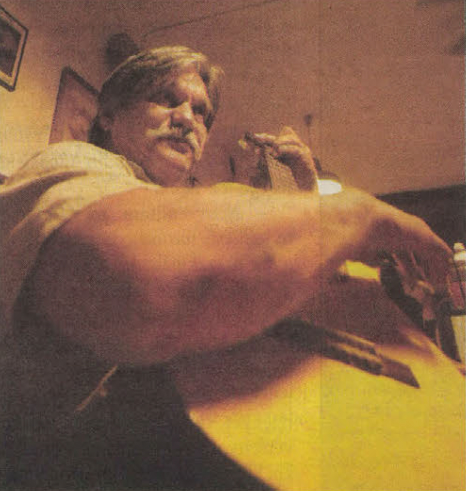 egy férfi gitározik