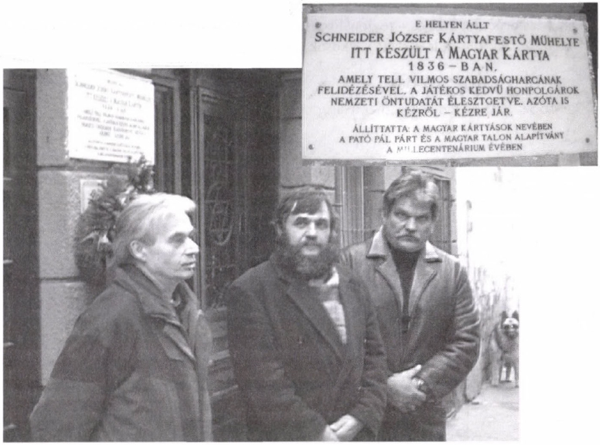 wichmann kocsma, három férfi áll egy épület előtt