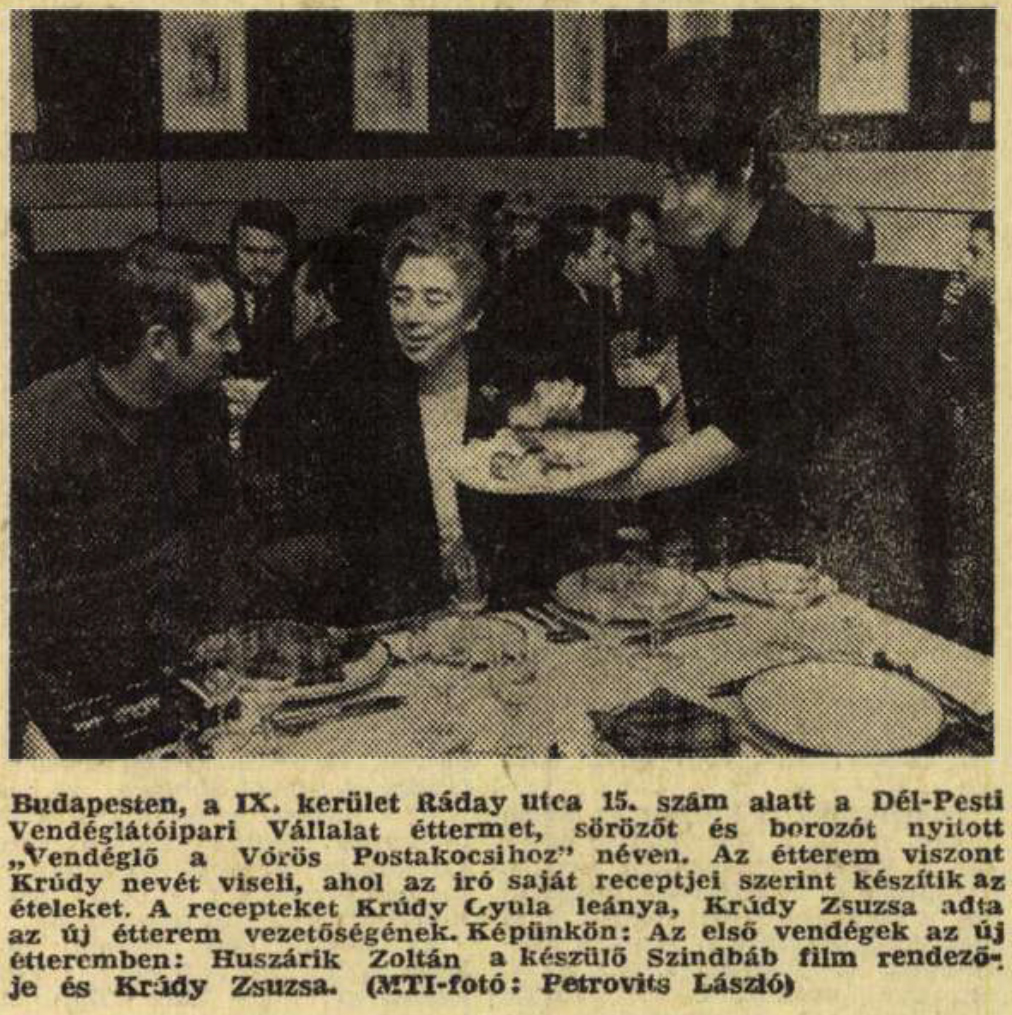 fekete-fehér kép, emberek ülnek megterített asztalnál
