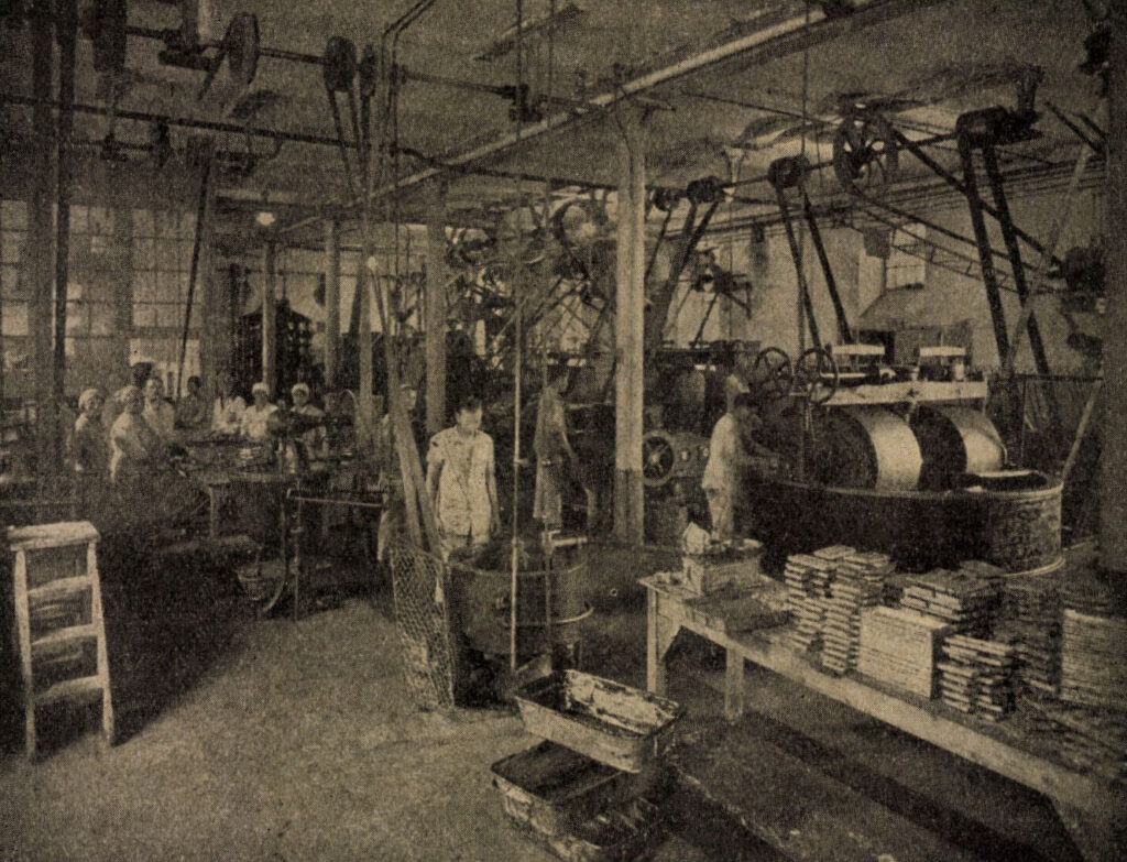 emberek gyárban, fekete-fehér kép
