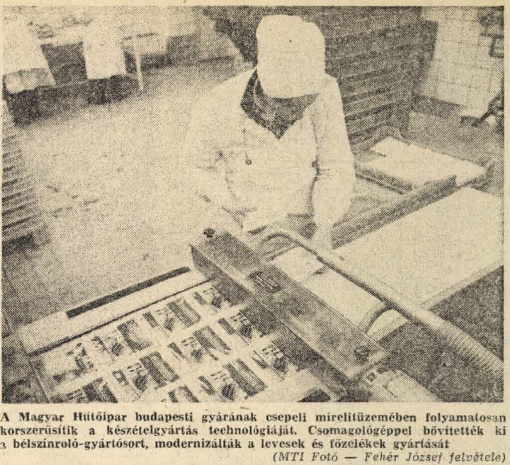 fekete-fehér kép, gyárban készül a bélszínroló