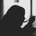 fekete-fehér képen egy lány eszik kanállal