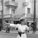 rendőr a közért előtt