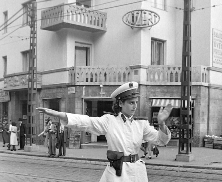 rendőr a közért előtt